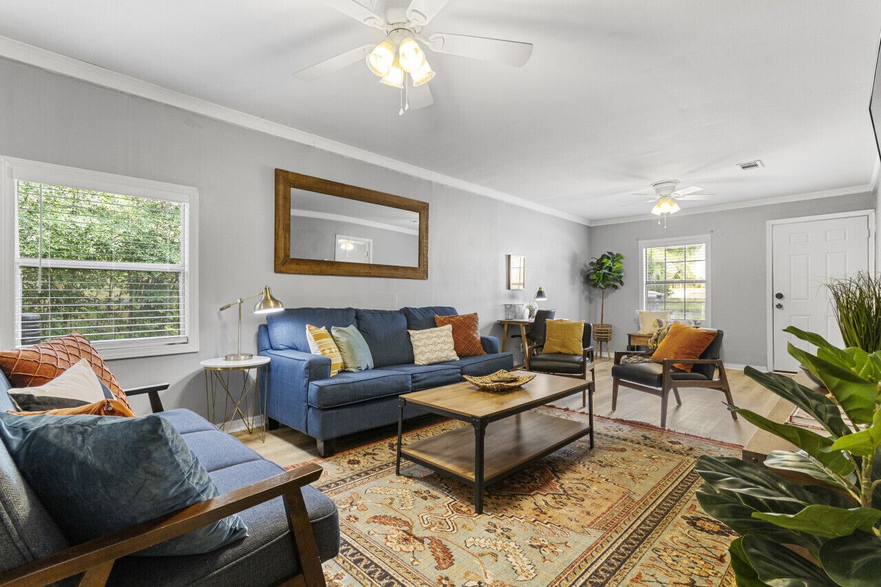 Cozy two bedroom duplex, free parking onsite, close to shopping