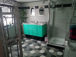 Dusche, Handtücher, Seife, Toilettenpapier