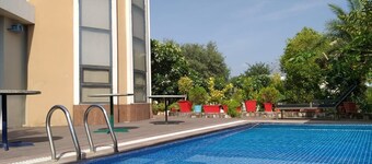 Woodstock 90's Farmhouse!!