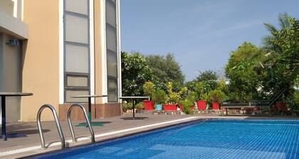 Woodstock 90's Farmhouse!!