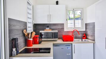 Coffee/tea maker, fridge, microwave, stovetop