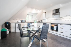 Deluxe-lejlighed - privat badeværelse - byudsigt (2 bed 2 bath penthouse) | Spiseområde