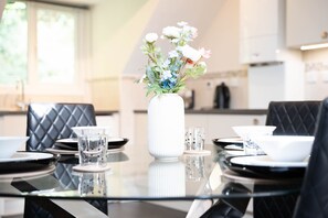 Deluxe-huoneisto, oma kylpyhuone, kaupunkinäköala (2 bed 2 bath penthouse) | Ruokailu
