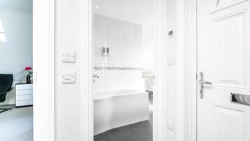 Deluxe Apartment, Private Bathroom, City View (2 bed 2 bath penthouse) | Bathroom