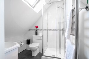 Deluxe Apartment, Private Bathroom, City View (2 bed 2 bath penthouse) | Bathroom - Garland Penthouse (Redhill)