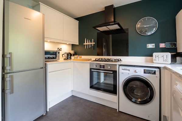 Deluxe Apartment, Ensuite, Garden View (2 bed 1 bath apartment) | Shared kitchen - Park View (Redhill)