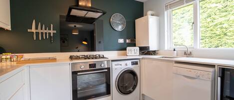 Deluxe Apartment, Ensuite, Garden View (2 bed 1 bath apartment) | Shared kitchen