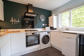 Deluxe Apartment, Ensuite, Garden View (2 bed 1 bath apartment) | Shared kitchen - Park View (Redhill)