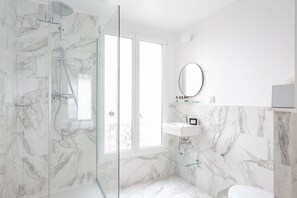 Chambre Double Deluxe | Salle de bain | Douche, articles de toilette gratuits, sĂšche-cheveux