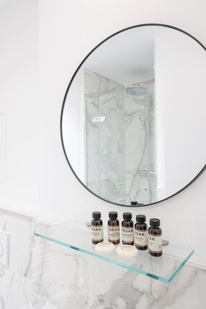 Ducha, artículos de higiene personal gratuitos y secador de pelo