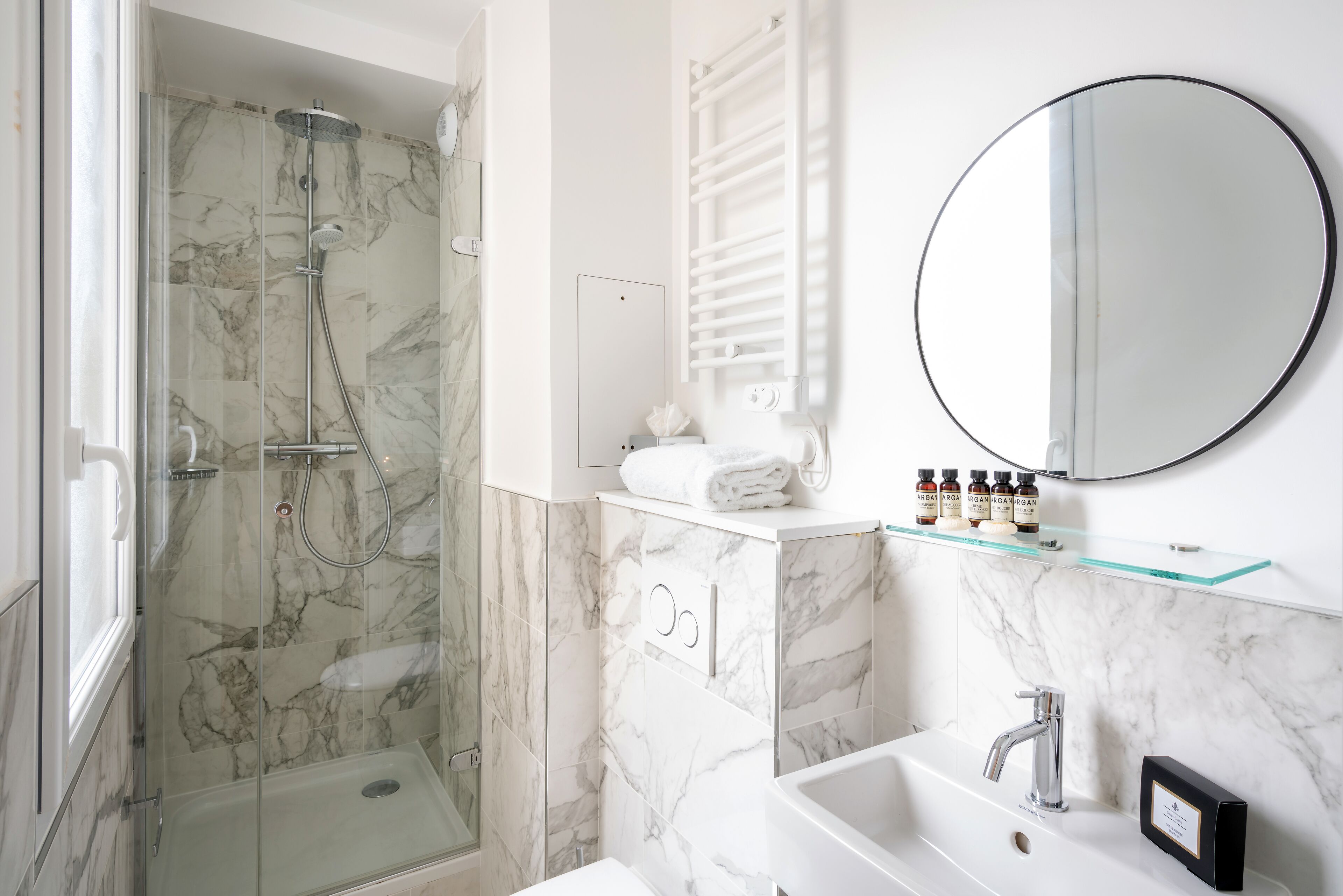 shower, free toiletries, hair dryer, towels