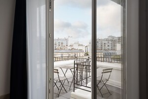 Caja de seguridad en la habitación y escritorio 