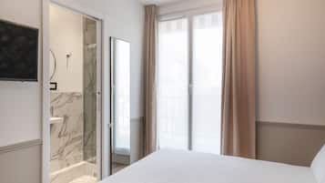 Douche, articles de toilette gratuits, sèche-cheveux