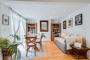 3 bedrooms, WiFi - Headington Orchard - 3 Bedroom House Parking Garden (Oxford)