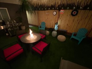 Outdoor dining - 30’ From Sand- Studio Full Bath/Kitchen/In-Unit Laundry & Garage (San Diego)
