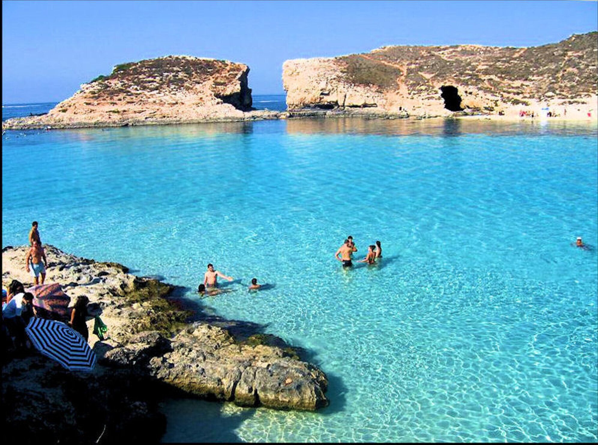 Luxury Seafront Apartment With Pool