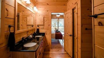 4 Schlafzimmer, Schreibtisch, Reisekinderbett, WLAN