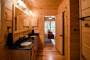 4 makuuhuonetta, työpöytä, vauvan matkasänky, Wi-Fi