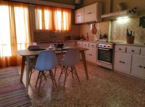 Fridge, oven, coffee/tea maker, electric kettle