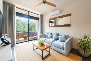 50-inch Smart TV with digital channels, TV, Netflix - Irie Tulum  (Tulum)