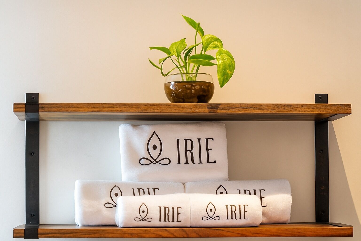 Een plank met een potplant en handdoeken met de tekst 'IRIE' er op.