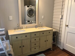 Bañera con ducha, secador de pelo, toallas