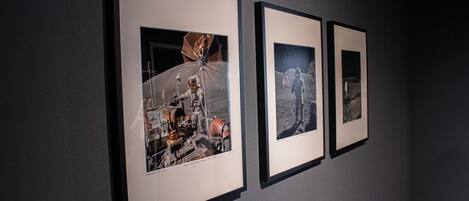 Tres fotografías enmarcadas en una pared.