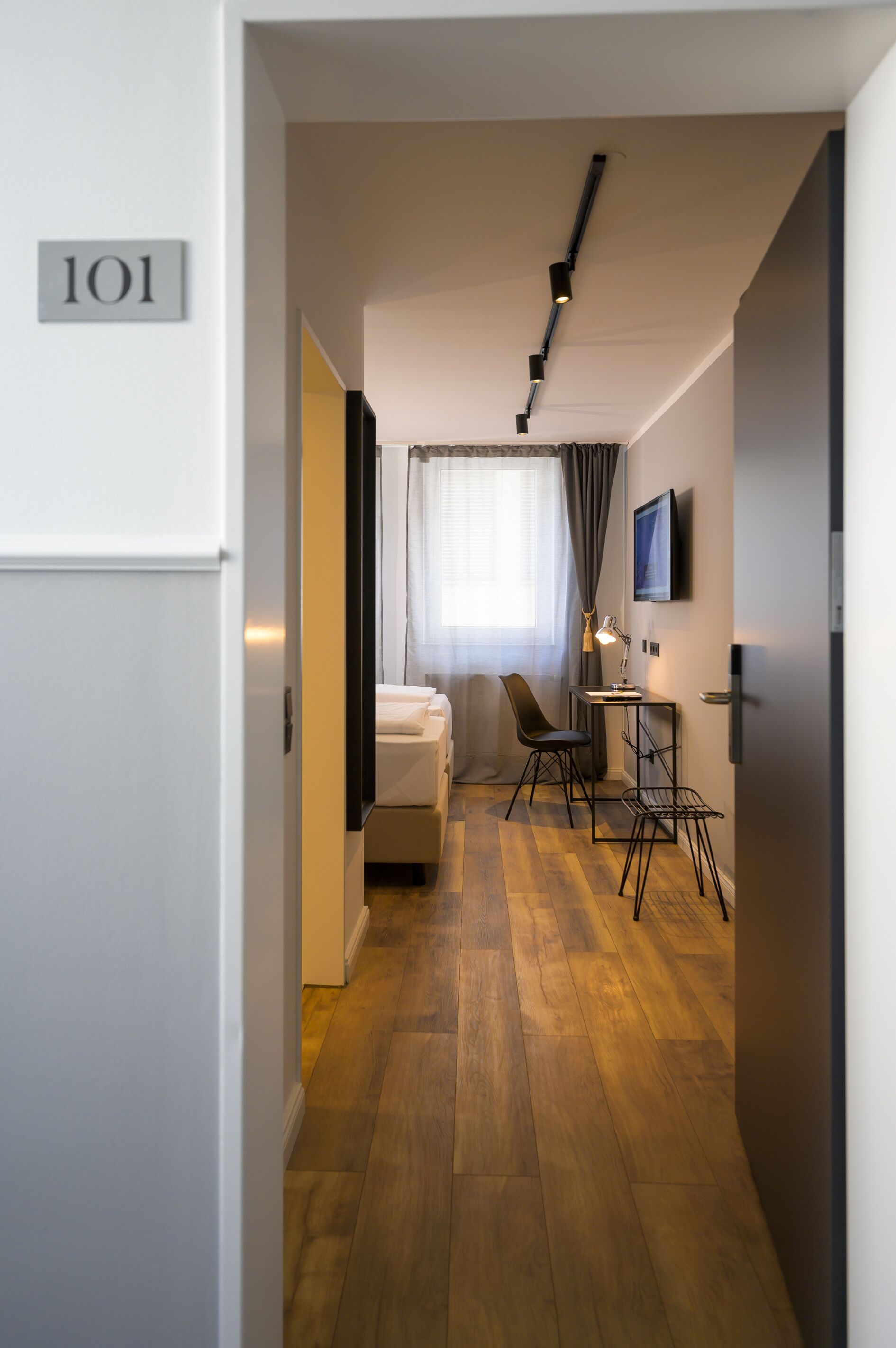 double room | hypo-allergenic bedding, desk, blackout curtains, soundproofing