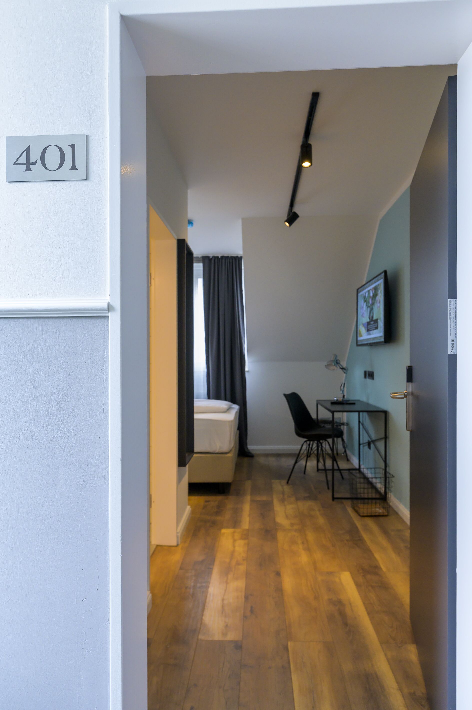 single room | hypo-allergenic bedding, desk, blackout curtains, soundproofing