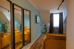 42-英寸智能电视 （配备卫星频道）、电视