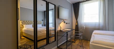 Tweepersoonskamer | Hypoallergeen beddengoed, een bureau, verduisterende gordijnen