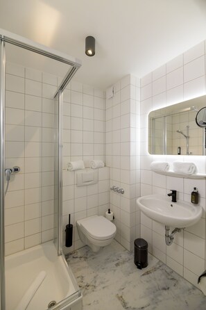 Double Room | Bathroom | Shower, hair dryer, towels, soap - Nikii City Hotel (Leverkusen)