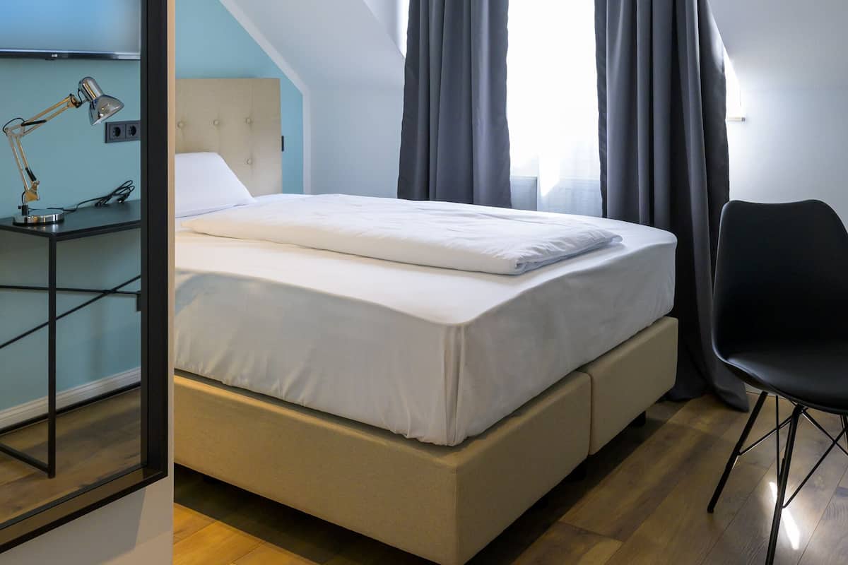 Single Room | Hypo-allergenic bedding, desk, blackout curtains, soundproofing