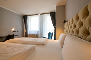 Hypo-allergenic bedding, desk, blackout curtains, soundproofing - Nikii City Hotel (Leverkusen)