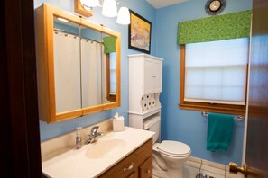 Ensemble douche/baignoire, sèche-cheveux, serviettes fournies, savon