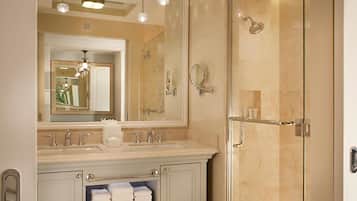 Ensemble douche/baignoire, sèche-cheveux, serviettes fournies, savon