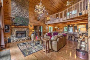 Flat-screen TV, fireplace, video games, stereo - Mountain Breeze Retreat (next to Blue Ridge) (Morganton)