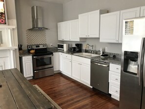 ثلاجة، ميكروويف، فرن، موقد طهي مسطح