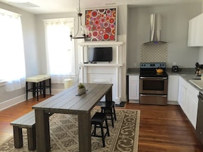 Fridge, microwave, oven, stovetop - Furnished Executive Rental in Victorian District! (Savannah)