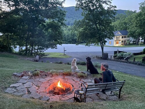 Cozy cottage on the hill in the heart of Warm Springs.