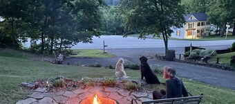 Cozy cottage on the hill in the heart of Warm Springs.