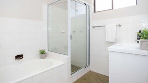 Bathtub, hair dryer, towels - Surfmist One - Relaxing coastal getaway just 50 meters to the beach (Mollymook)