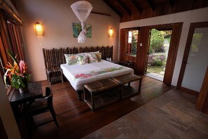 Een kluis op de kamer, een laptopwerkplek, beddengoed