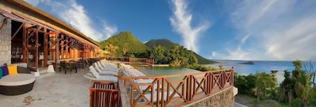 2 outdoor pools