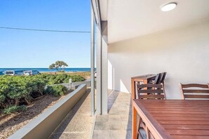 Outdoor dining - Sea Esta - The property is fully equipped for beach life. (Lennox Head)