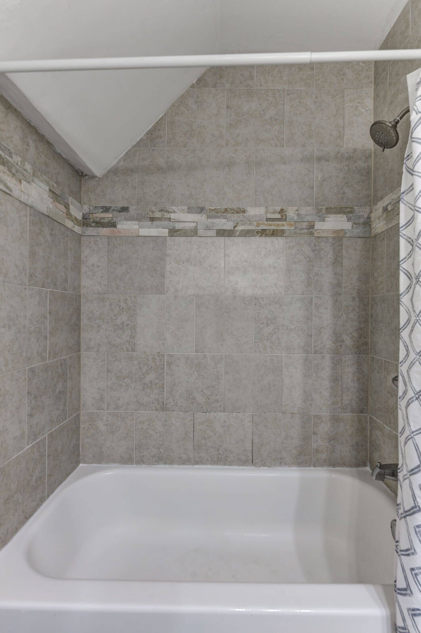 Ensemble douche/baignoire, serviettes fournies, savon, papier toilette