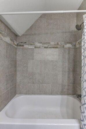 Combined shower/bathtub, towels, soap, toilet paper - Convenient Capital-City Getaway (Columbia)