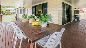 Outdoor dining - North Discovery 14 - swimming pool, air conditioned, boat friendly plus free wifi (Agnes Water)