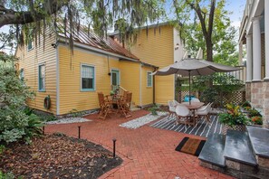 Outdoor dining - 2-Story Carriage House on Forsyth Park! (Savannah)