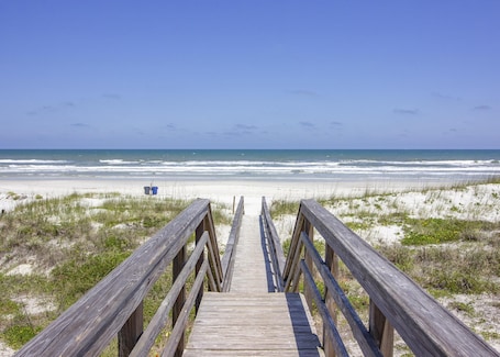 Beach nearby. Charming Cottage ~ Steps to the Beach ~ Pet Friendly